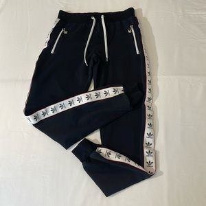 ADIDAS KIDS SWEATS, SIZE LARGE. GOOD PREOWNED CONDITION